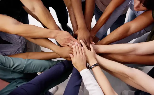 Personas unidas con un propósito. Símbolo de inclusión, unión y cooperación.